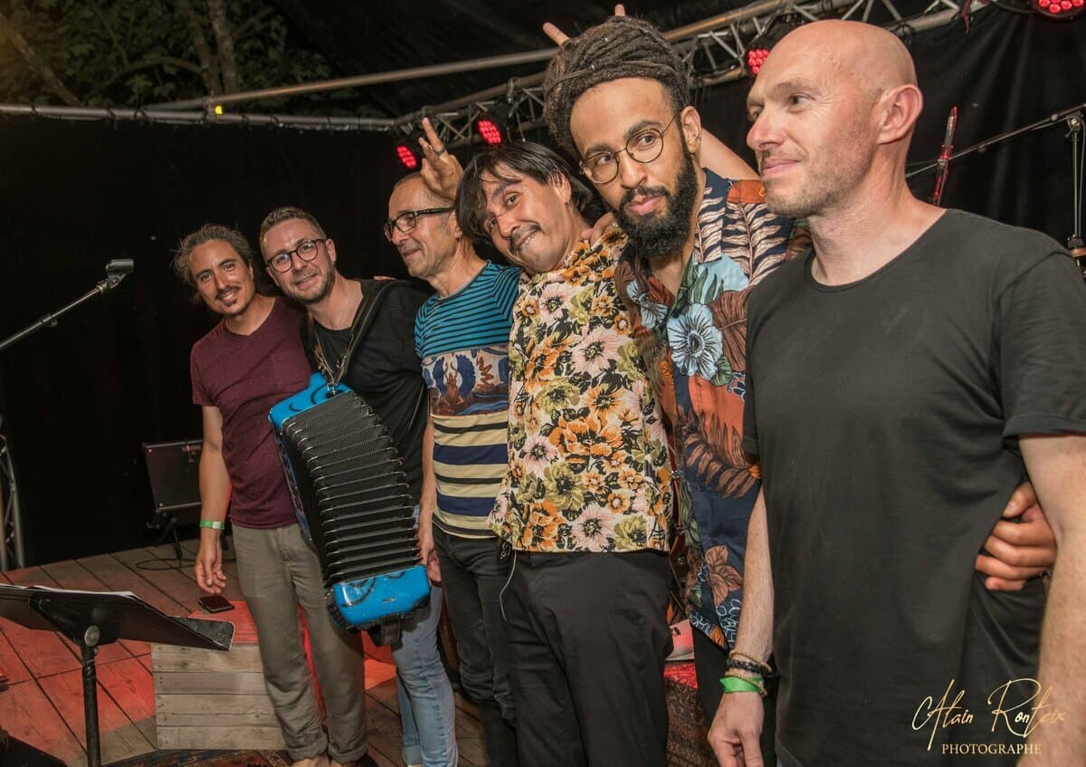 APOSTOL CUMBIA