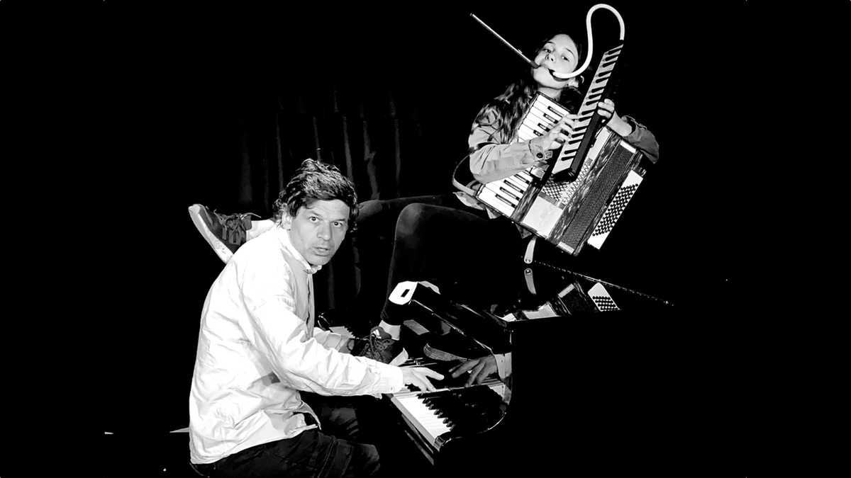 Spectacle inclassable cherche titre ! (chansons déjantées)
